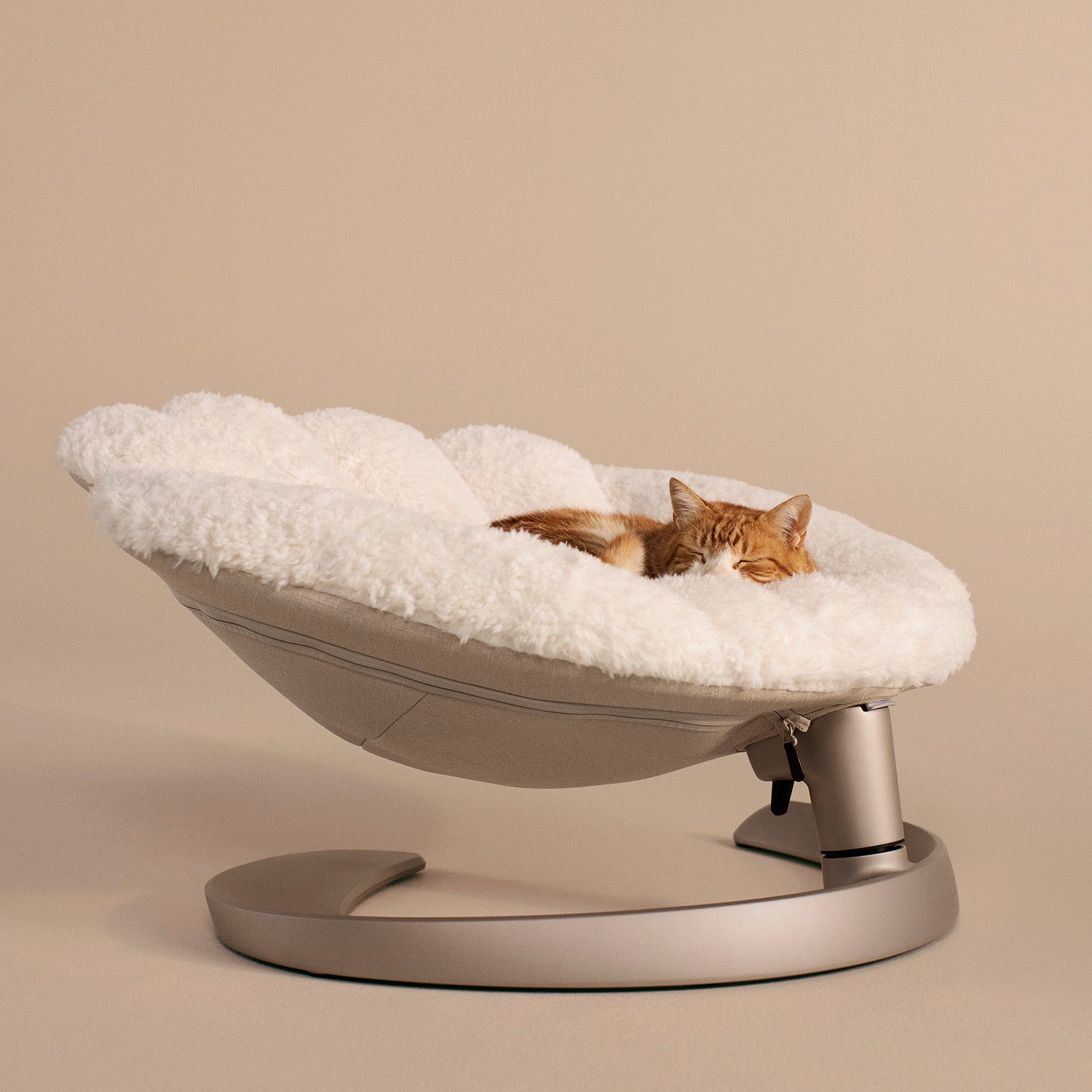 Cama Mascota Oscilante Shell Latte